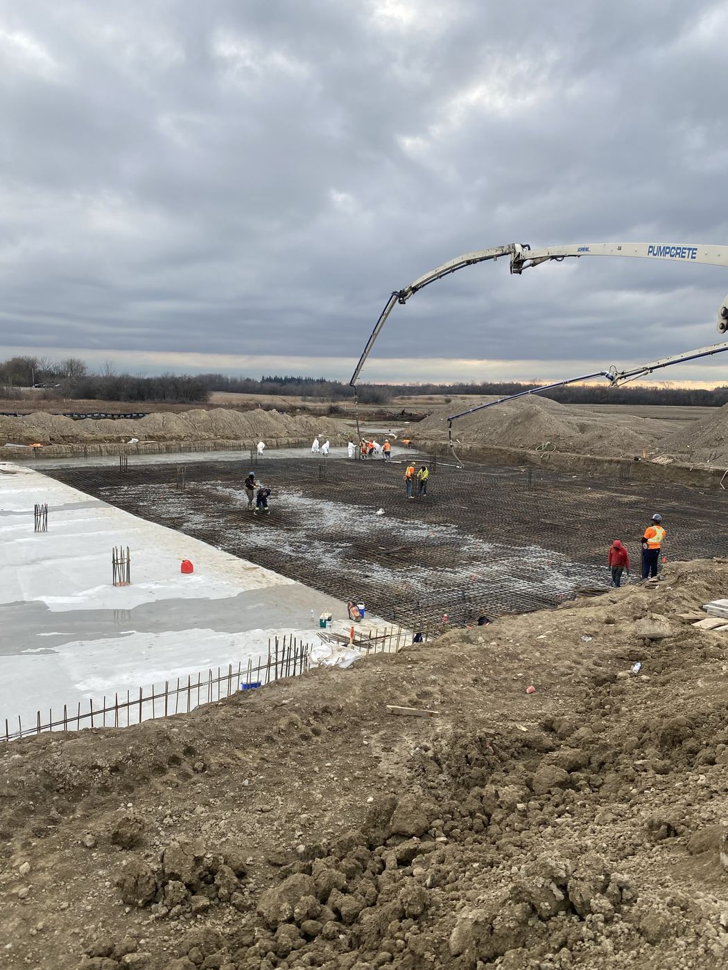 Large slab pour with concrete pump placing concrete